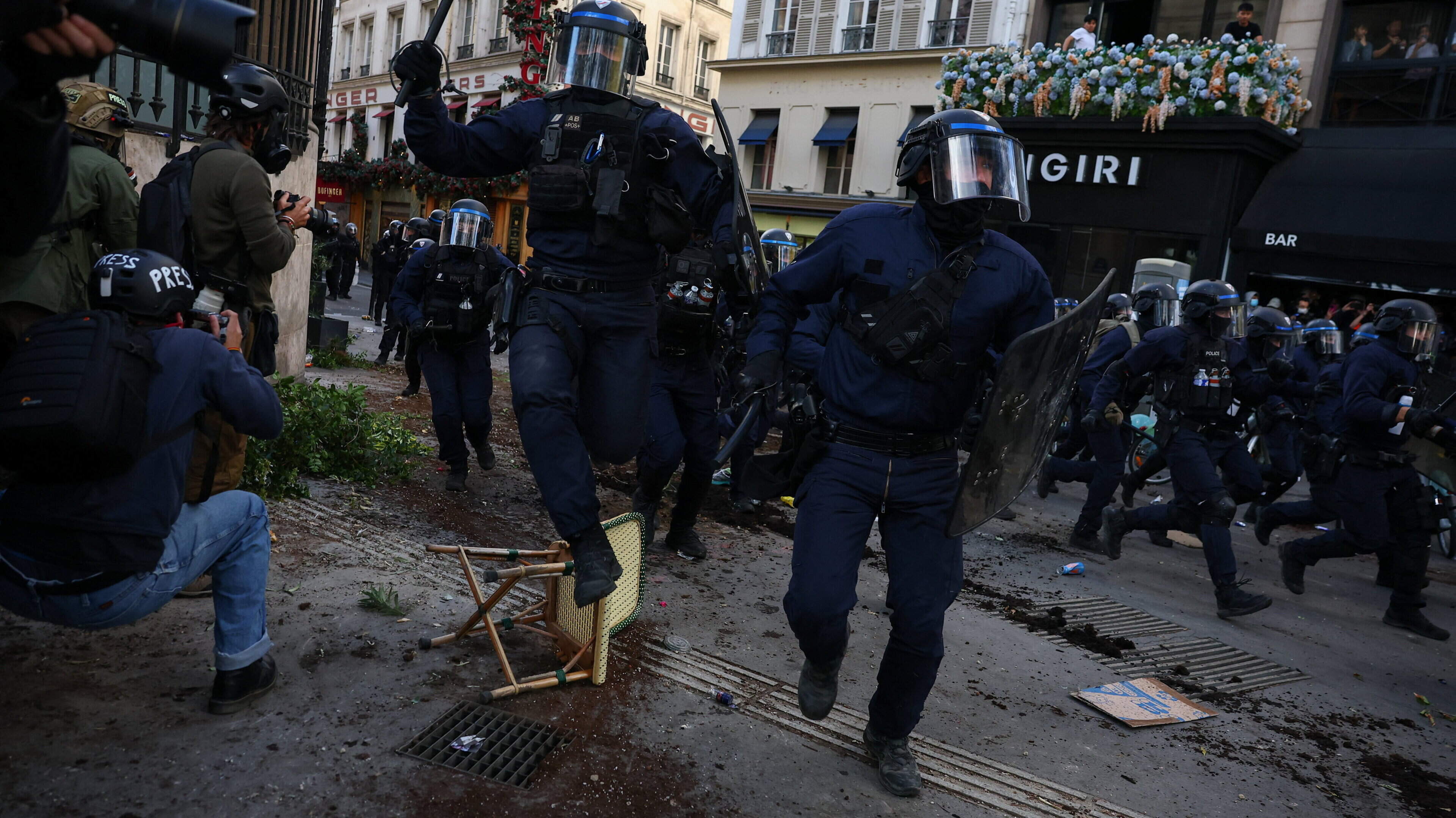 Violent clashes in France as teenagers’ blockade of schools continues